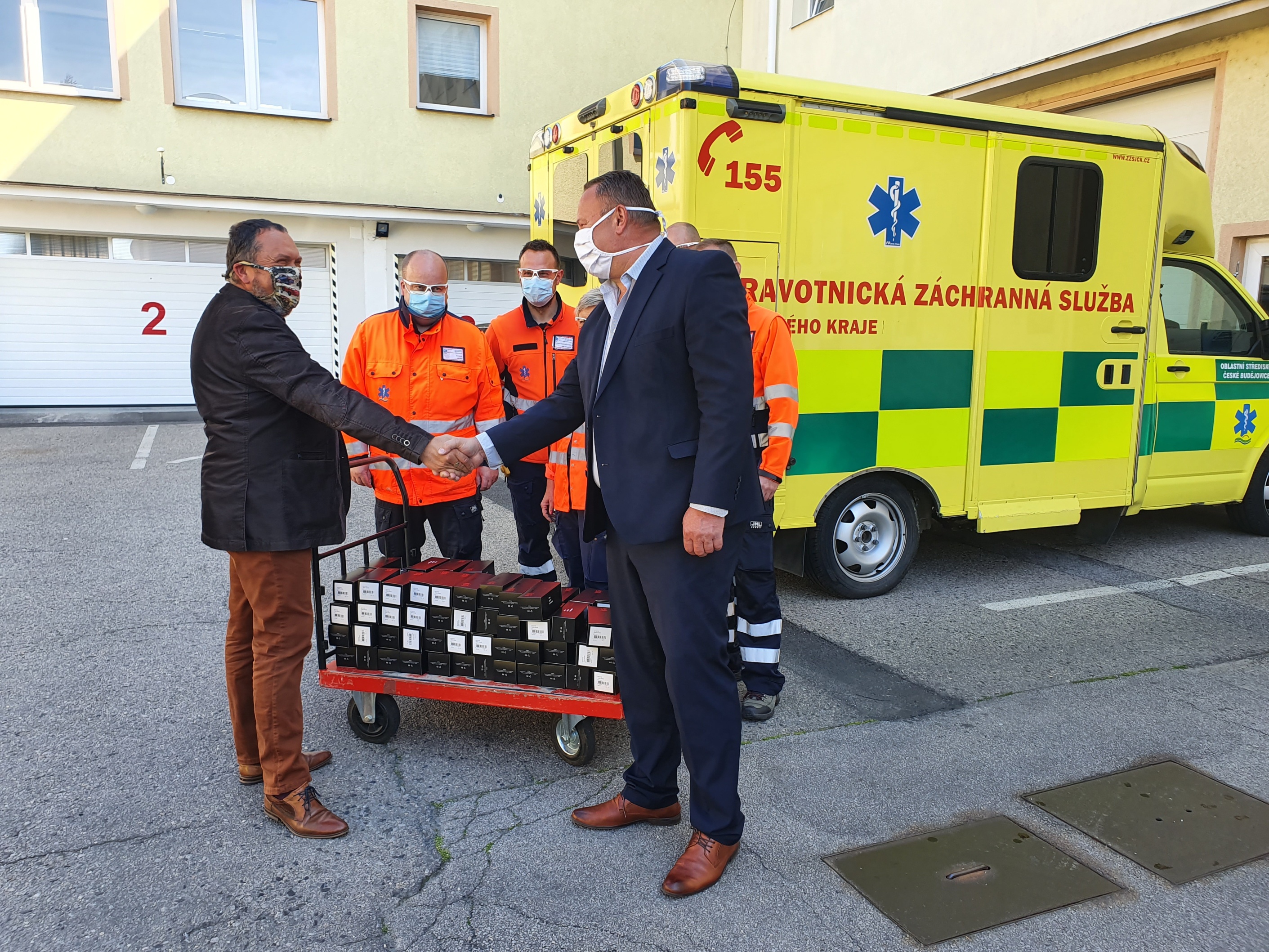 Trhosvinenská A. Schmied darovala 800 kusů evil eye brýlí jihočeským záchranářům